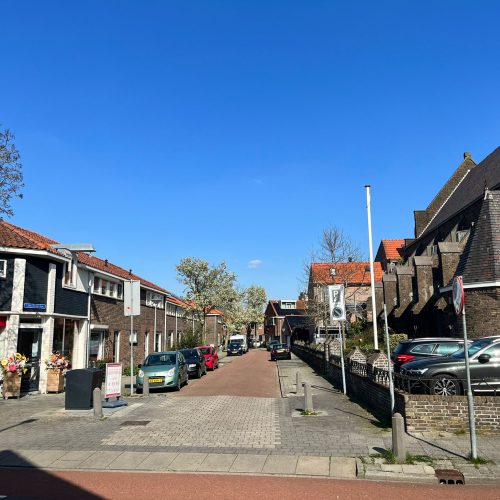 Straat naast de kerk